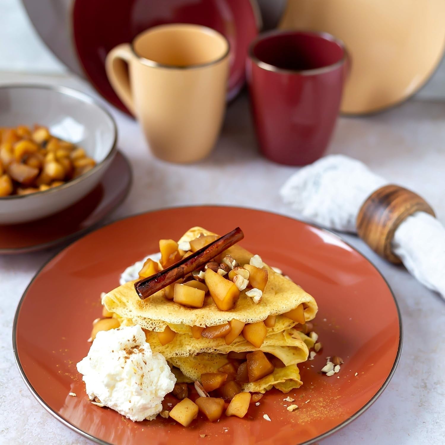 MÄSER 931871 Bordo metallico, Stoviglie moderne per 4 con bordo color ottone, servizio combinato 16 pezzi Set di stoviglie Naty Shop