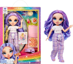 Păpușă Rainbow High Junior High PJ Party - Violet (Mov) - 22 cm cu salopetă moale, papuci și accesorii de joacă - Jucărie pentru copii - Ideală pentru 4-12 ani