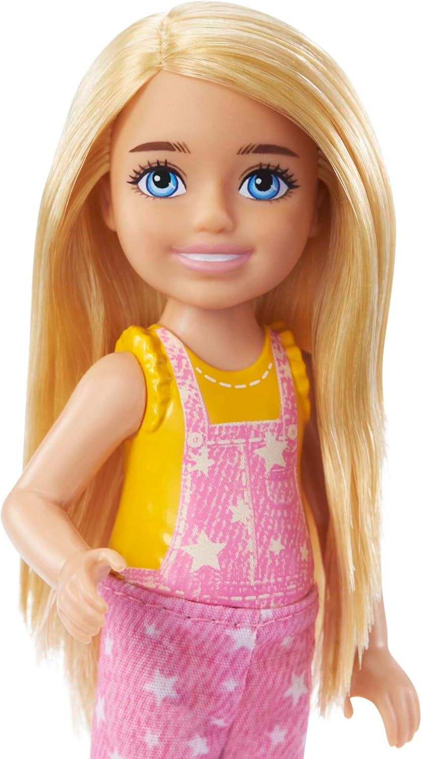 Seria Barbie Chelsea, Păpușă Chelsea Camping cu păr blond, Bufniță de companie, Sac de dormit, Pernă, Lanternă, Binoclu, Accesorii de camping, Cadou pentru copii, Jucărie pentru vârsta de 3 ani și peste, HDF77