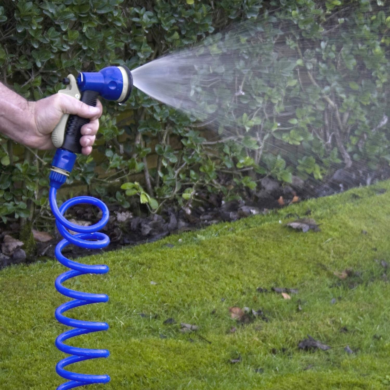 Set furtun spiralat TATAY 10 m cu accesorii din plastic cu protecție UV, ideal pentru terase și grădini mici.