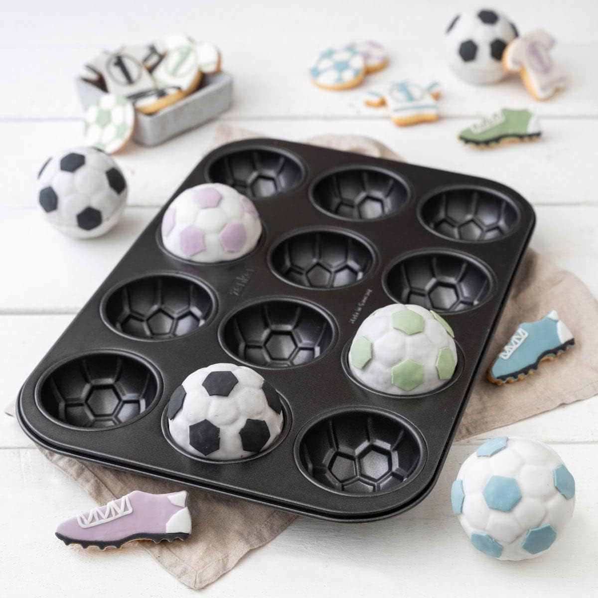 Zenker 12Er Muffinform – Muffinbackblech Für Muffins Und Cupcakes Aus Der Serie Soccer Baking– Hitzebeständiges 12Er Muffinblech Mit Antihaftbeschichtung, Schwarz Stampi e vassoi per cuocere Naty Shop