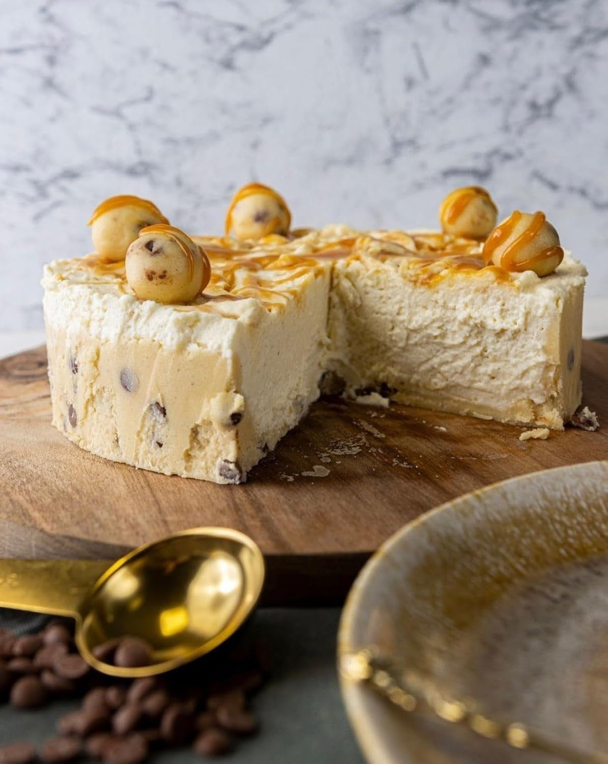 RUF Cookie Dough Cake Ohne Backen, Tortenboden Aus Keksteig Mit Frischkäse-Creme Und Schokoladenstückchen, Inkl. Kuchenform, 1X325G Miscela per panificazione e cottura Naty Shop