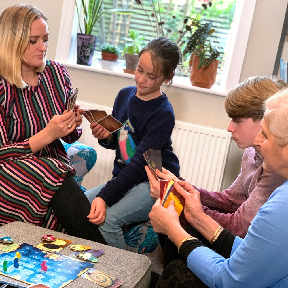 Asmodee, Dixit, Versione tedesca, Gioco base, Un'immagine vale più di mille parole, Gioco creativo per famiglie per 3-8 giocatori dagli 8 anni in su, Gioco dell'anno 2010 con 30 minuti di riproduzione