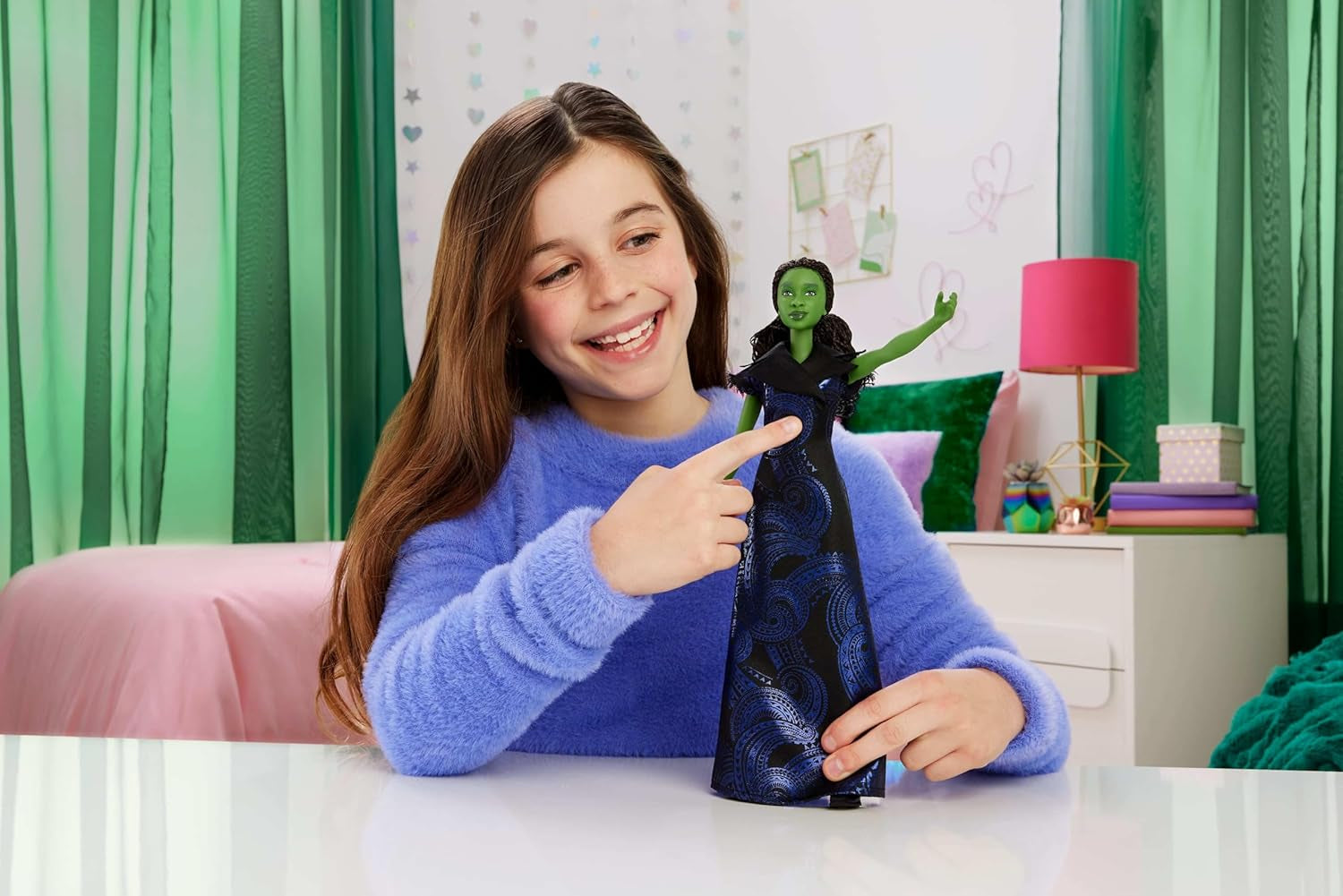 Păpușa de modă Elphaba cântătoare Mattel Wicked: for Good de Universal Pictures, cu ținută detașabilă, inspirată din film, cântă „for Good” în engleză, JFM09