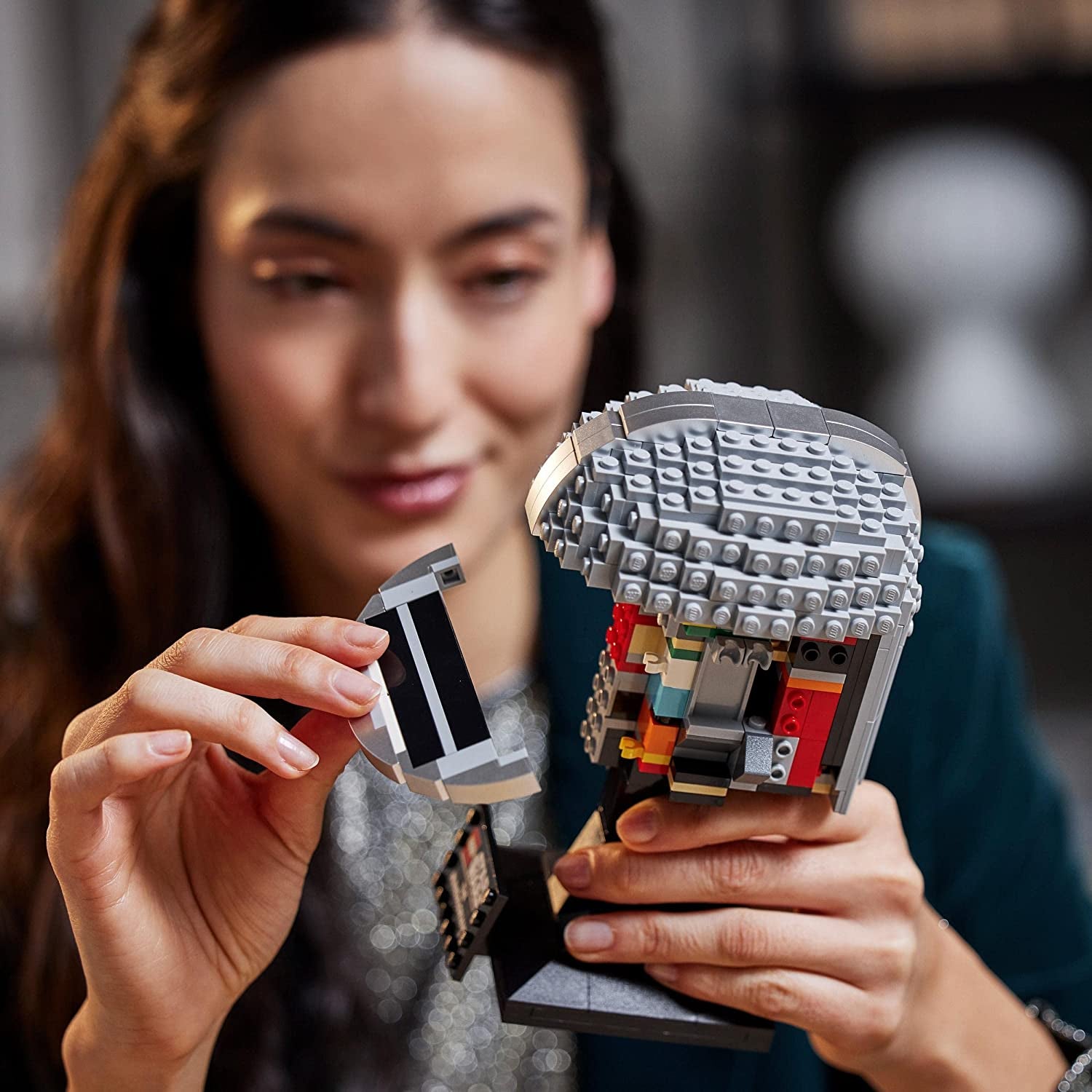 Modello di casco mandaloriano LEGO Star Wars, collezione di decorazioni per la stanza e un meraviglioso regalo per adulti, kit, uomini, donne, madre, padre, idea regalo da collezione 75328 Set di costruzione Besuche den LEGO-Store