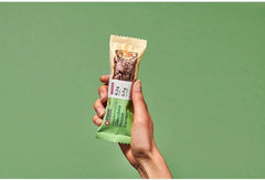 MaxiNutrition Barretta proteica vegana cremosa con cioccolato, arachidi e caramello 12x45g - barretta proteica vegana, 18% di proteine, 8,3 g per barretta, basso contenuto di zucchero (0,9 g), senza zuccheri aggiunti, senza aromi artificiali