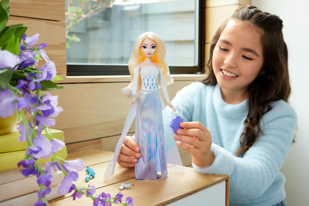 Mattel Disney The Ice Queen Elsa Fashion Doll Set, Spin & Reveal cu 11 surprize, inclusiv 5 accesorii, 5 autocolante și o scenă pentru joacă, inspirat de filmul Disney, HTG25 Papusi Naty Shop