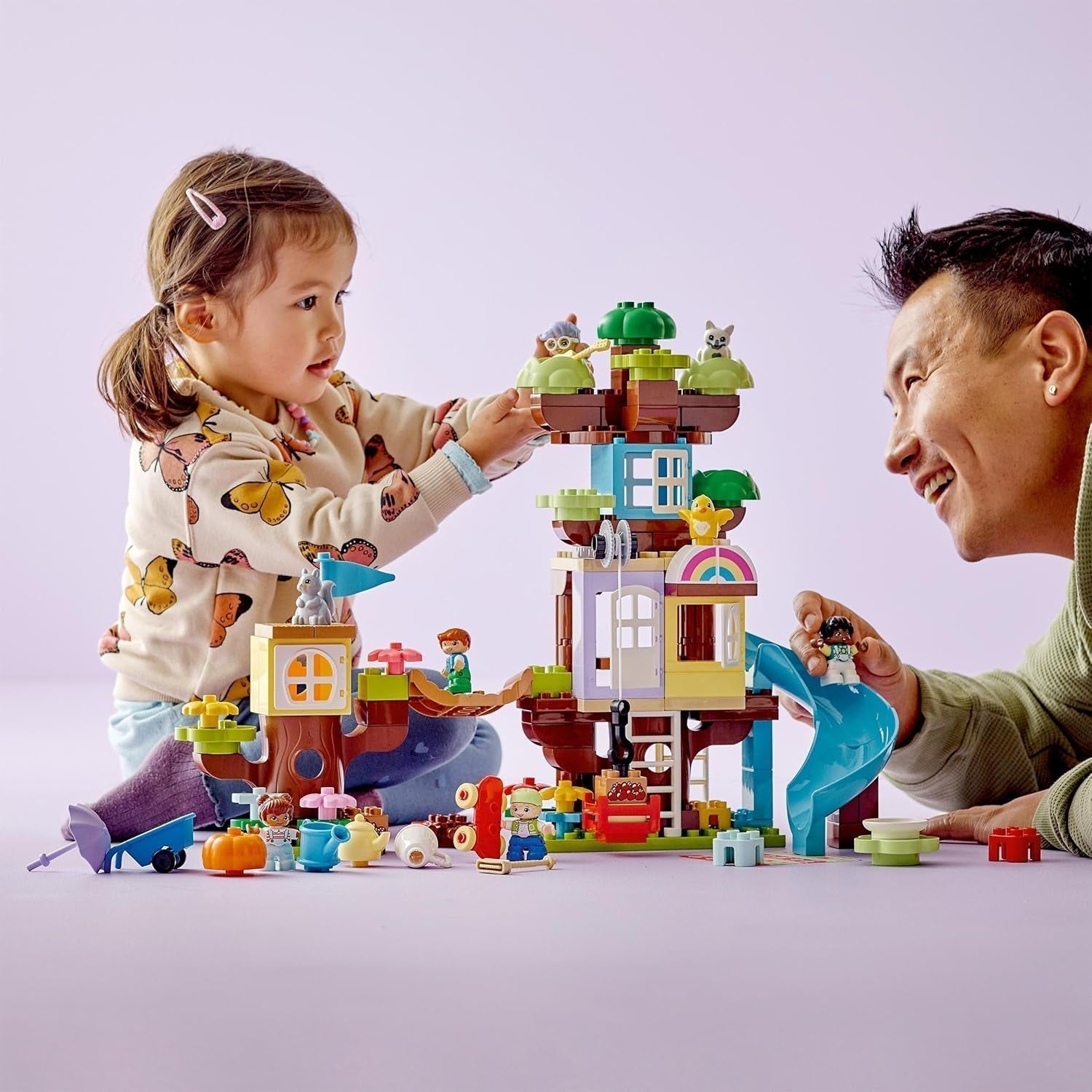 LEGO 10993 DUPLO 3-In-1 Tree House Jucărie pentru copii mici de la 3 ani, fete și băieți cu 4 figuri, animale, jucărie de construcție cu blocuri de construcție și un tobogan, jucărie educativă Seturi de constructie Besuche den LEGO-Store