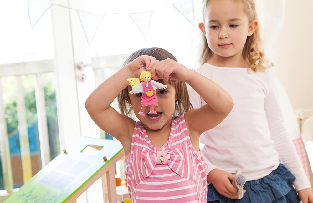 E3405 - Vilă pentru păpuși, Casă de păpuși cu accesorii, din lemn și E3500 - Familie de păpuși, piele deschisă la culoare