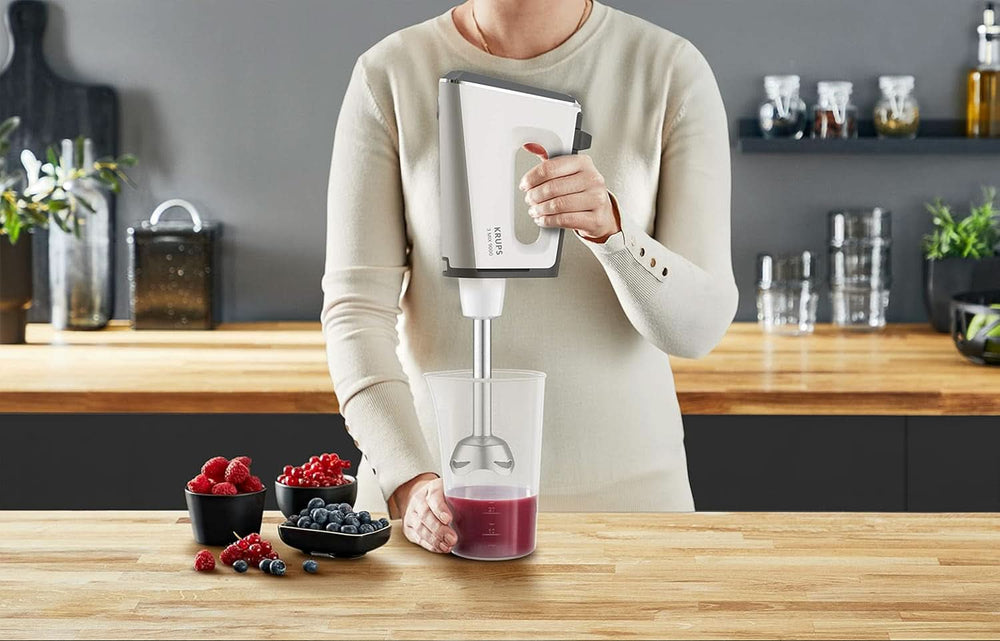 Krups GN9121 3 Mix 9000 Sbattitore manuale | 750 Watt | Geschwindigkeitsregler | Modalità Turbo | Auswurfffunzione | Impugnatura ergonomica incl. Schneebesen, Knethaken, Pürierstab-Aufsatz, Messbecher | Negozio Weiß/Silber Naty
