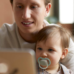 Philips AVENT Set de 4 suzete Ultra Air ușoare și respirabile: 2 suzete care strălucesc în întuneric și 2 suzete pentru zi, 18 luni+ (Model SCF349/43)