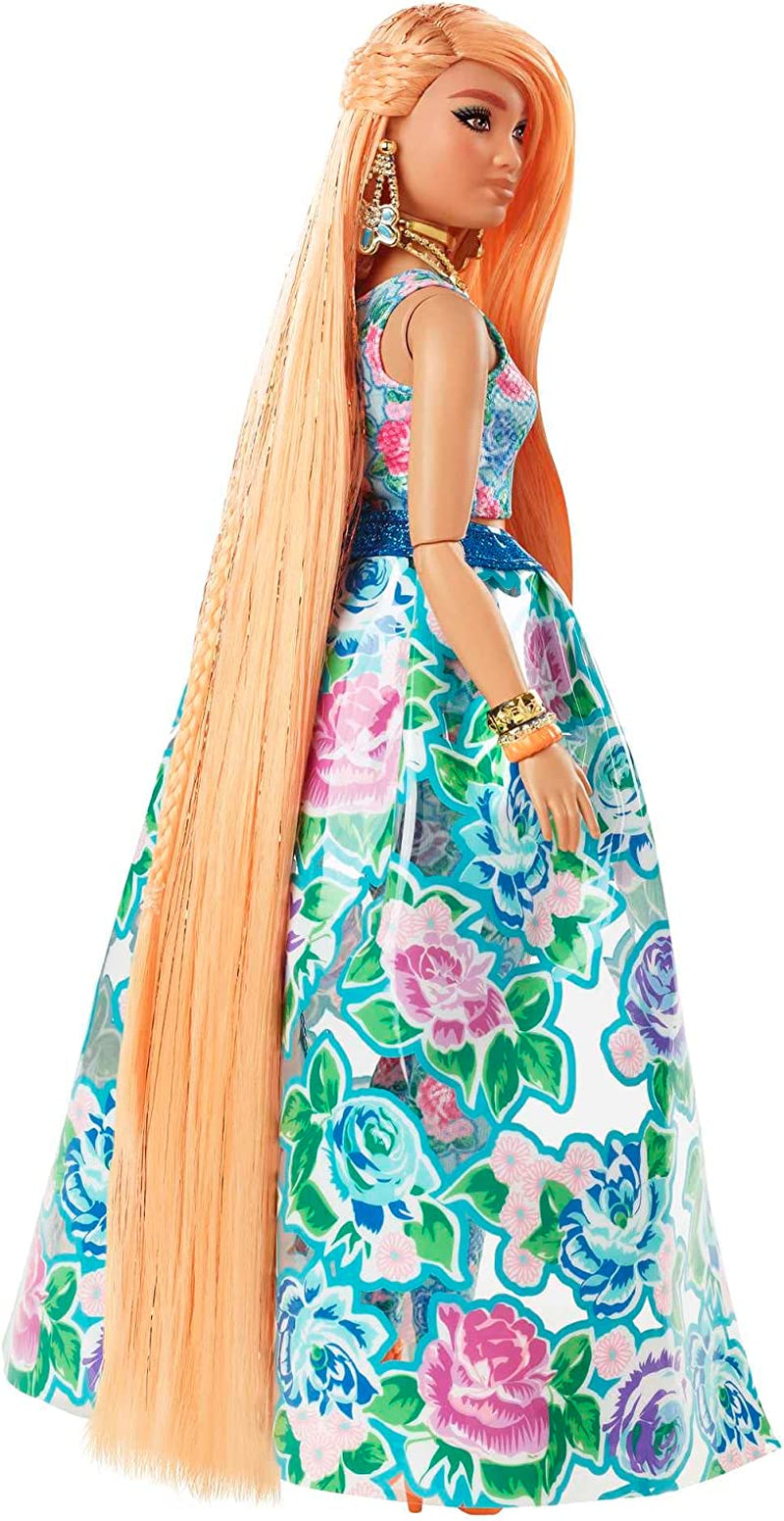 Barbie Extra Fancy, Curvy Păr lung blond cu căpșuni, costum din două piese, pisică albastră, geantă roz, ochelari de soare cu ananas, inclusiv păpușă, potrivit ca cadou, Hhn14 Papusi Naty Shop
