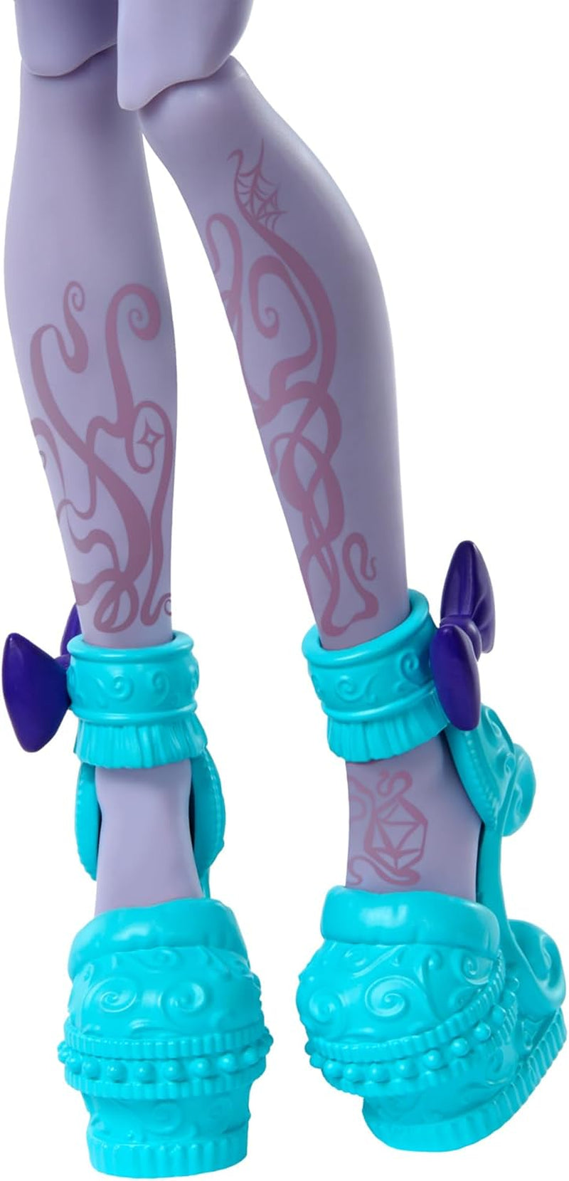 Păpușa Monster High Fearbook Twyla și set de accesorii cu tematică Film Club, jachetă de facultate, album de absolvire, joc de societate și fursecuri, HXW31