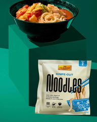 LEE KUM KEE Tagliatelle al coltello - Tagliatelle asiatiche tagliate al coltello dalla consistenza gustosa e compatta, ideali per piatti wok e zuppe, semi-secche, due porzioni per confezione, confezione multipla da 6 x 180 g