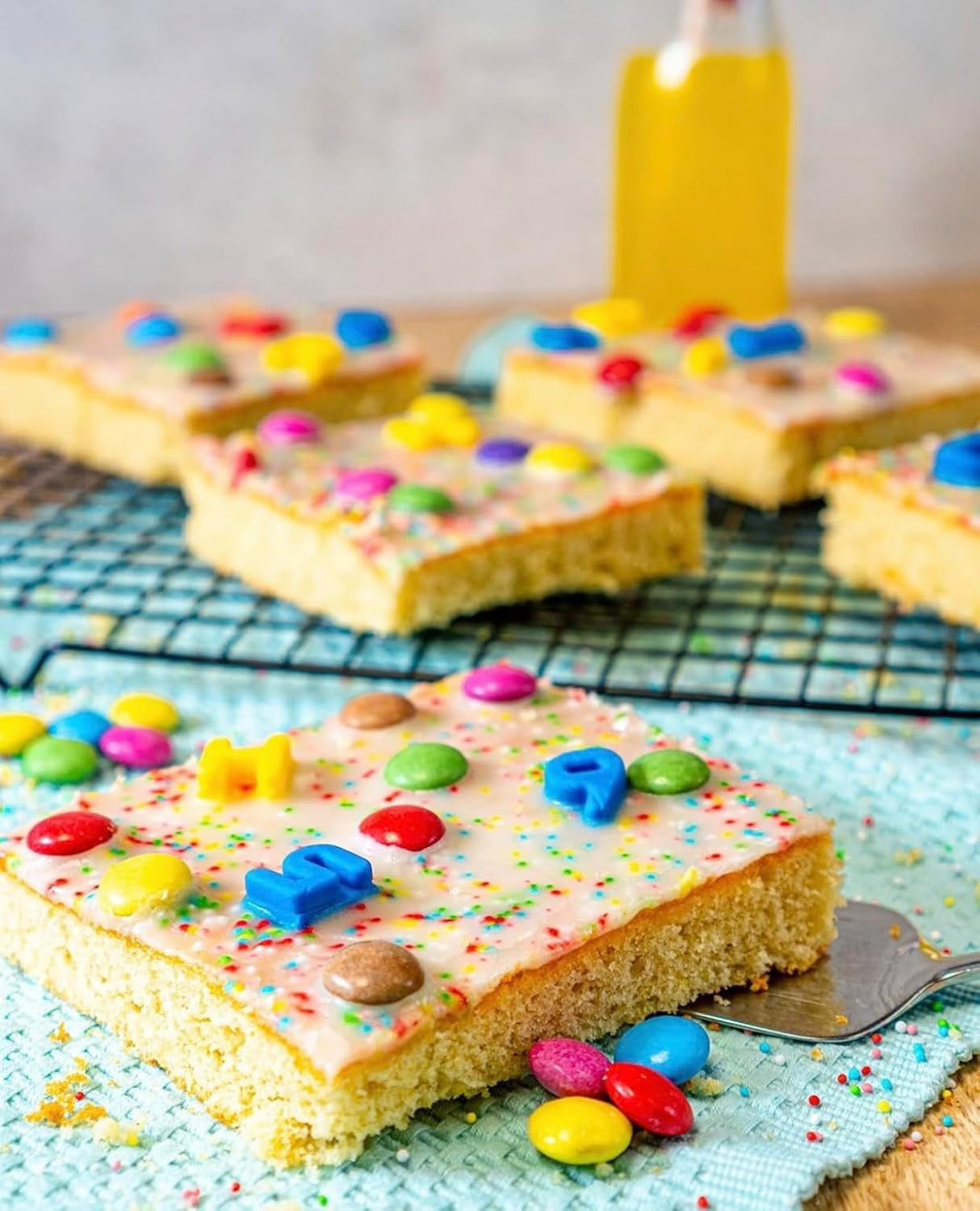 Decorazioni Di Lenticchie Al Cioccolato RUF Love Chocolate, realizzate con finissimo cioccolato al latte con una croccante e colorata glassa di zucchero, 75g per scatola