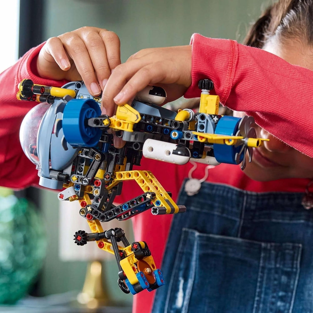 LEGO Technic Sottomarino Esploratore degli abissi Giocattolo da costruzione per bambini di 9 anni Ragazzi e ragazze Idee regalo di compleanno creative Veicolo costruibile con eliche rotanti 42201 Set di costruzione Acquista il negozio LEGO