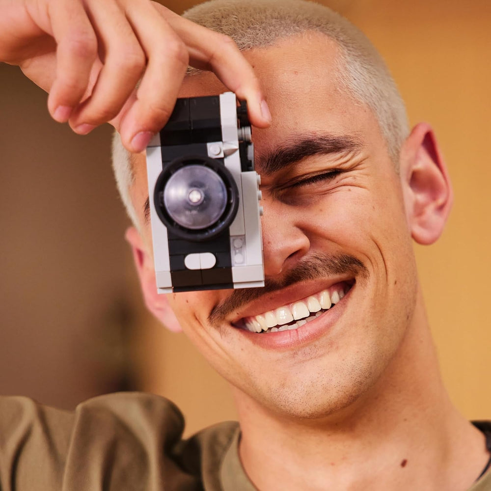 Max Build More Premium Retro Serie 2 (Kamera & Handheld-Spielkonsole) von ZURU – Unboxing-Spielzeug & Klemmbausteine Sammelfiguren Minis mit bis zu 340Teilen, 4 Retro Designs zum Bauen & Ausstellen