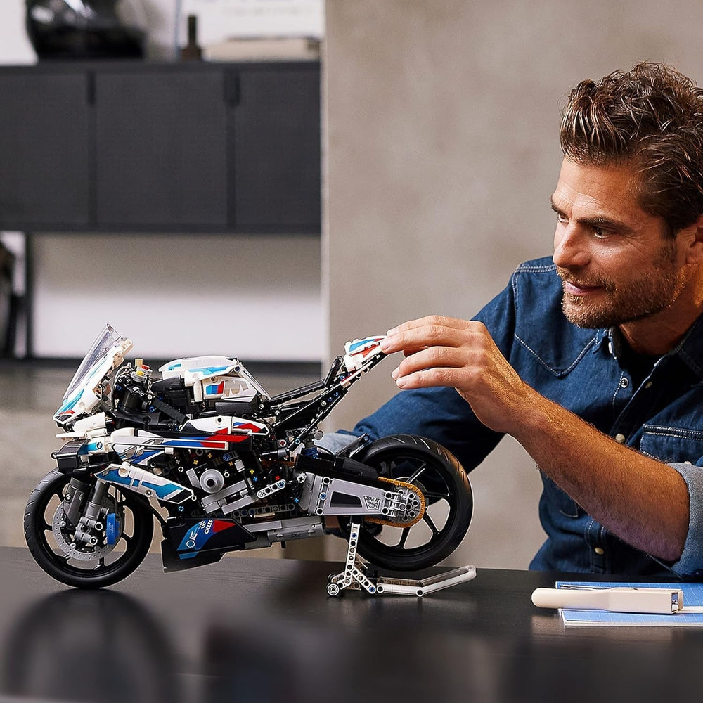 LEGO Technic BMW M 1000 RR Modello di motocicletta Kit per adulti Set come regalo artigianale per uomini e donne Decorazione per la casa o l'ufficio 42130 Kit di costruzione Besuche den LEGO-Store