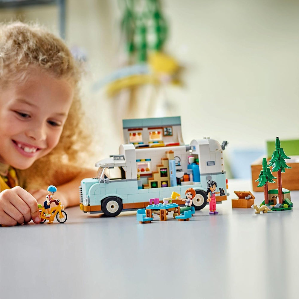 LEGO Friends Wohnmobil, Bauset für Rollenspiele mit einem Spielzeug Wohnwagen, Geschenk für Mädchen ab 7 Jahren, kreatives Spielset mit 3 Minifiguren und Frettchen Tierfigur 42663