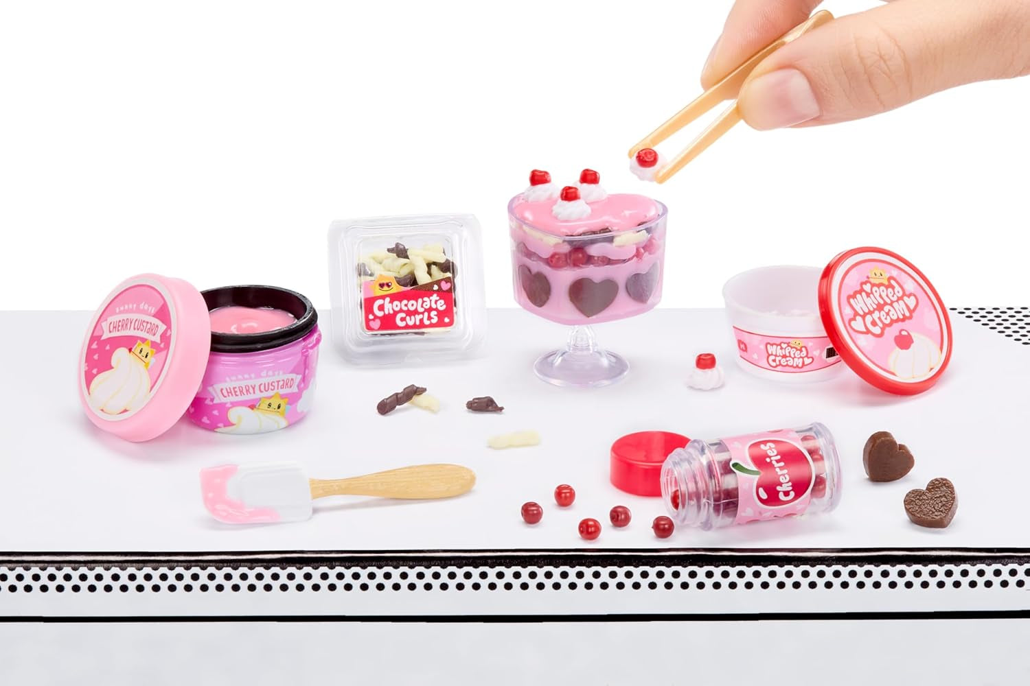 MGA's Miniverse Make It Mini with Love – Mini-Sammlerstücke, DIY Kunstharz-Bastelspiel, Valentinstag-Serie, Nachgebildete Lebensmittel, Nicht Essbar - für Sammler & Kinder ab 8 Jahren