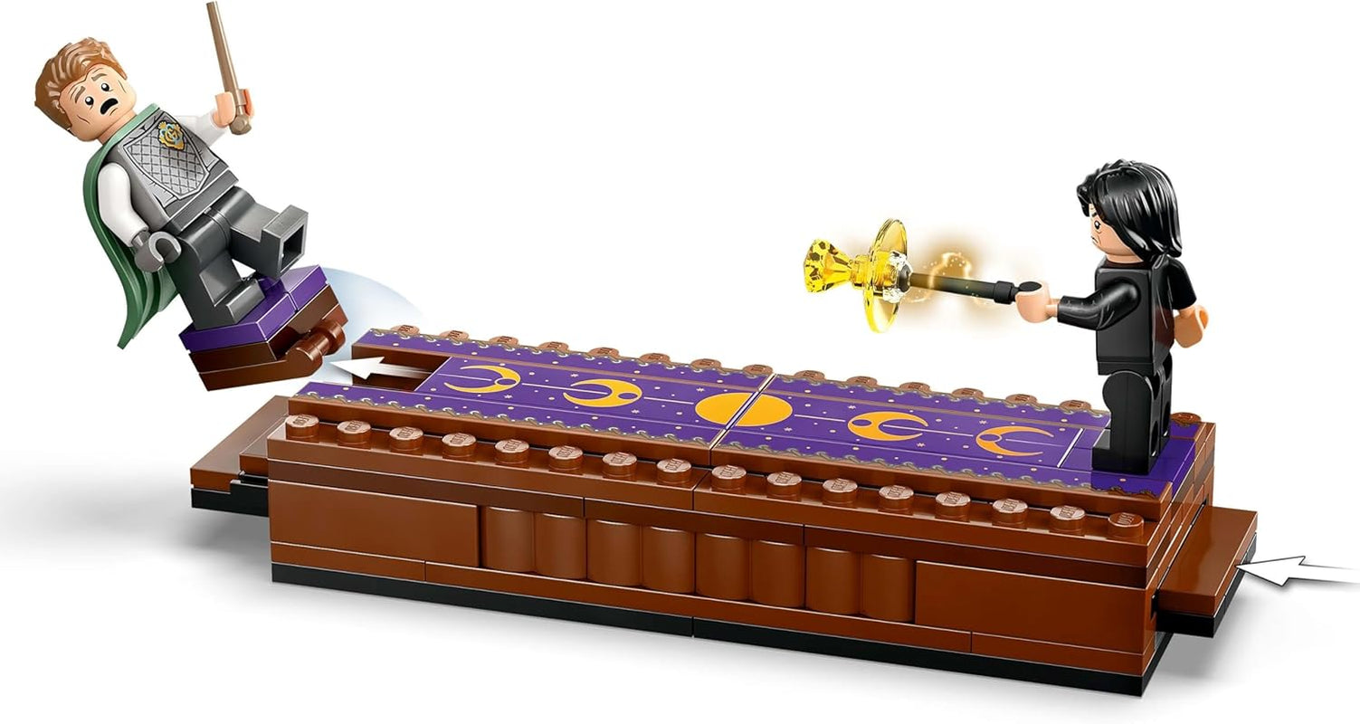 LEGO Harry Potter Castello di Hogwarts: set da costruzione del club dei duellanti con 4 minifigure incl. Draco Malfoy, Gilderoy Lockhart e Severus Snape, set Con funzione Per ragazzi e ragazze da 8 anni in su 76441 Set da costruzione Besuche den LEGO-Store