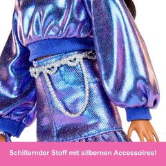 Barbie Deluxe Style-Puppe #7 mit blauem Metallic-Top und Rock, welligen braunen Haaren und Accessoires wie Silberschmuck, Kristall-Handtasche und Sonnenbrille, JFP42