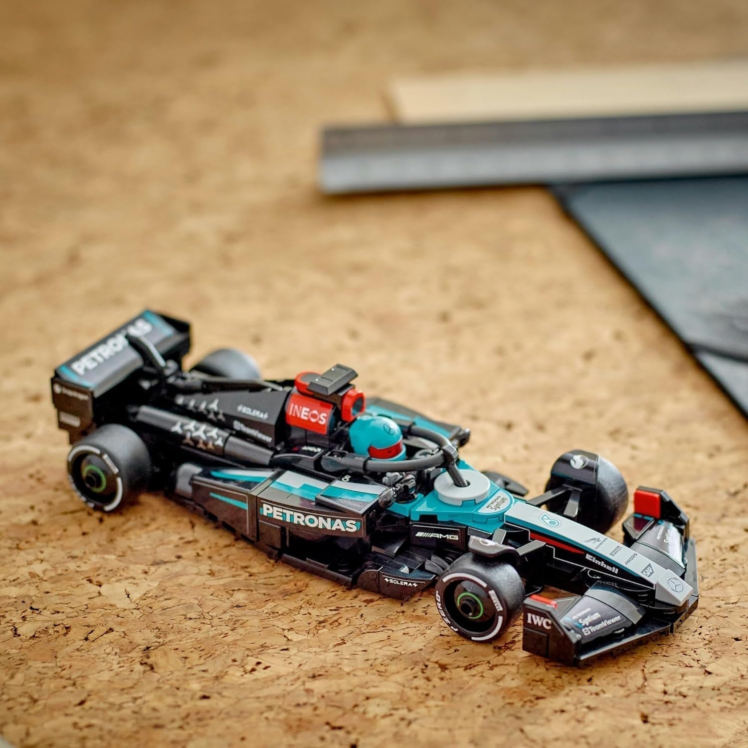 Auto da corsa Mercedes-Amg F1 W15 LEGO Speed Champions - Minifigure giocattolo di Formula 1 - Modello di auto da collezione e costruibile - Regalo per ragazzi e ragazze 10+ o fan adulti 77244 Set di costruzione Besuche den LEGO-Store