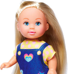 Simba Evi Love Fashion, o păpușă purtând o rochie drăguță din denim, inclusiv alte două ținute cu imprimeuri adorabile și adidași, 12 cm, vârste 3+