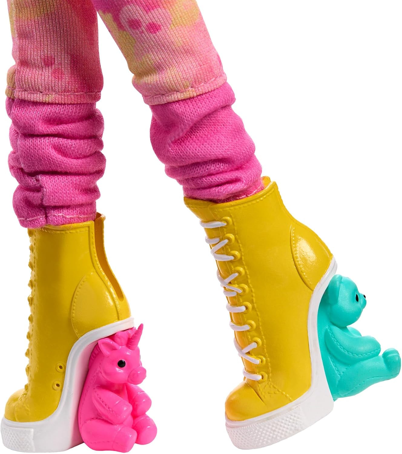 Păpușă și accesorii Monster High Wednesday, Enid Sinclair figurină de colecție în roz cu beretă și rucsac, suport pentru păpușă, HXJ05 Papusi Naty Shop