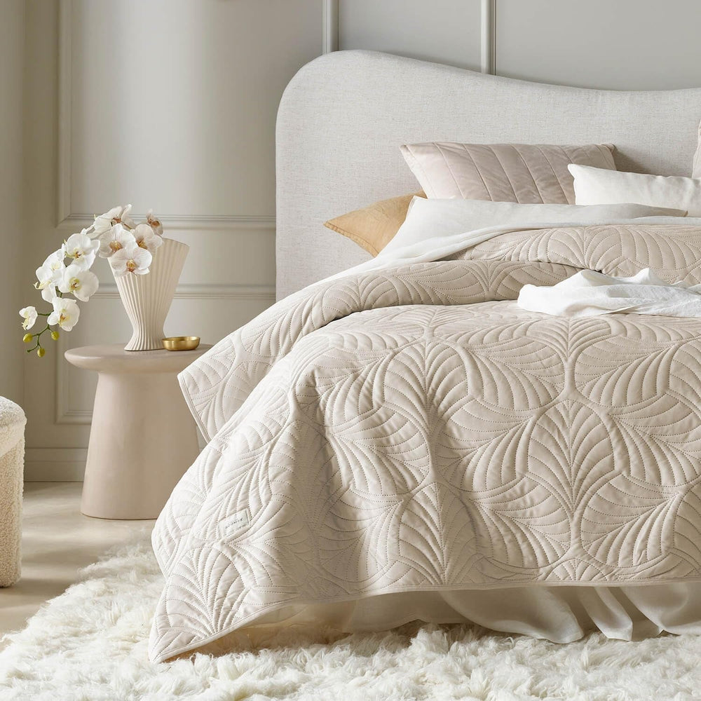 ROOM99 Feel Elegante copriletto in beige 220 x 240 cm Copriletto versatile come copriletto o divano Coperta per letto e divano Stile coperta Ideale come copriletto Velluto Letti e coperte in velluto Beuche den ROOM99-Store Crema 240X260