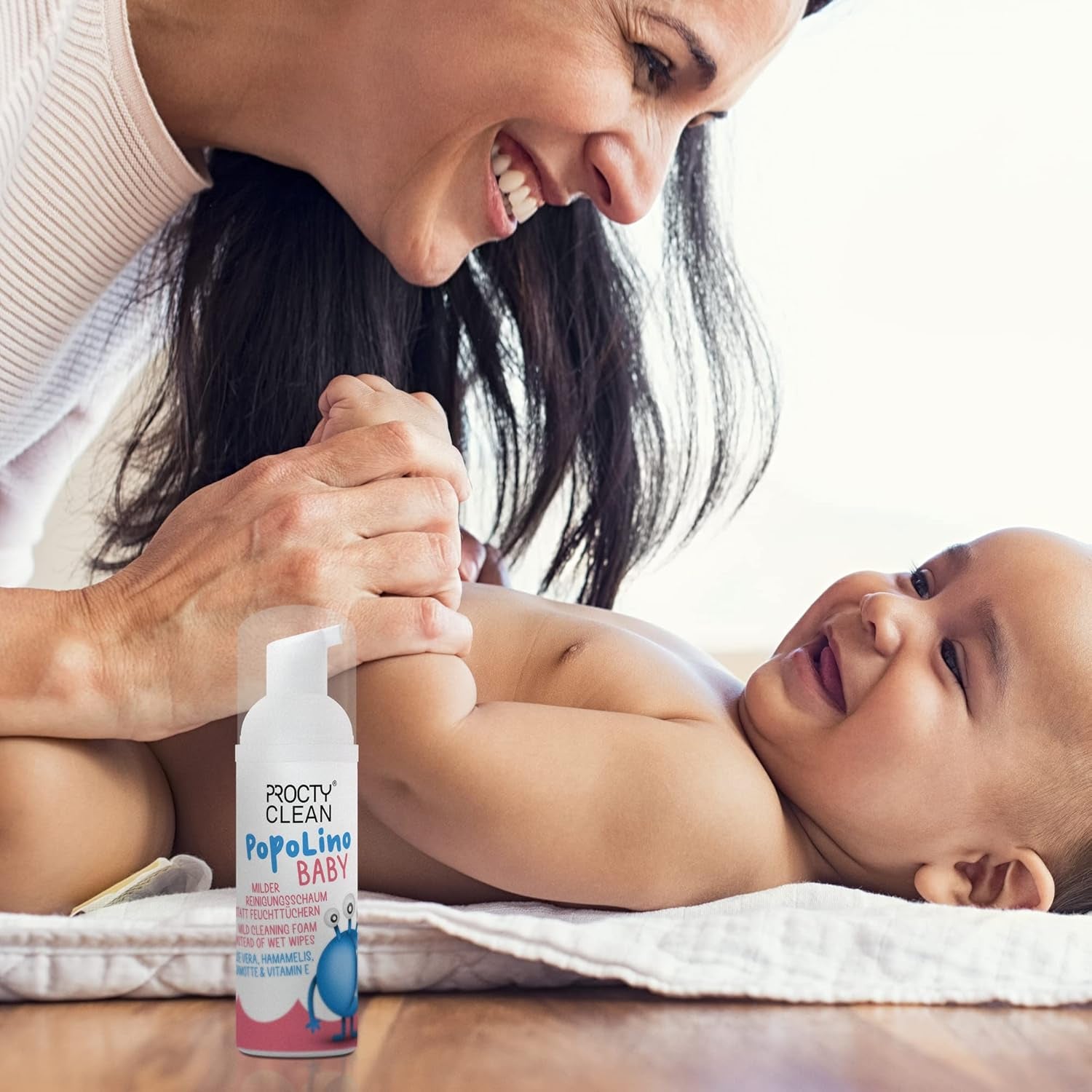 PopoLino Baby fondo morbido in schiuma al posto delle salviette umidificate. Schiuma detergente cosmetica vegana e naturale! Schiuma per i sederi con aloe vera, amamelide, bergamotto e vitamina E. Rende felici i sederi e l'ambiente.