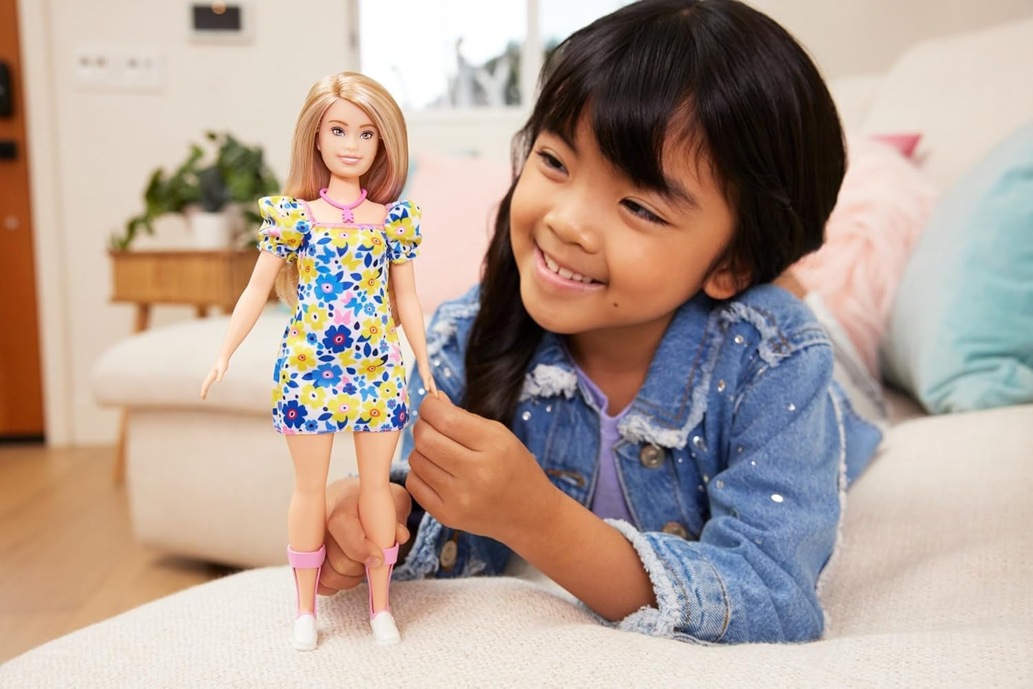 Barbie Fashionistas - păpușă dezvoltată cu Societatea Națională pentru Sindromul Down, păr blond și ținută trendy cu rochie florală și adidași albi, pentru copii de la 3 ani, HJT05 Papusi Naty Shop
