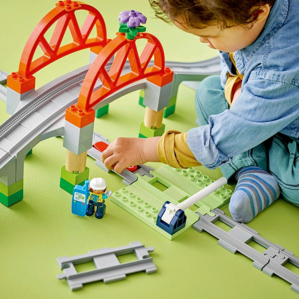 Ponte ferroviario e binari LEGO DUPLO Town - Set di espansione, regalo per bambini dai 2 anni, set di costruzione e ricostruzione, set di sviluppo prescolare, giocattolo educativo 10426 Set di costruzione Besuche den LEGO-Store