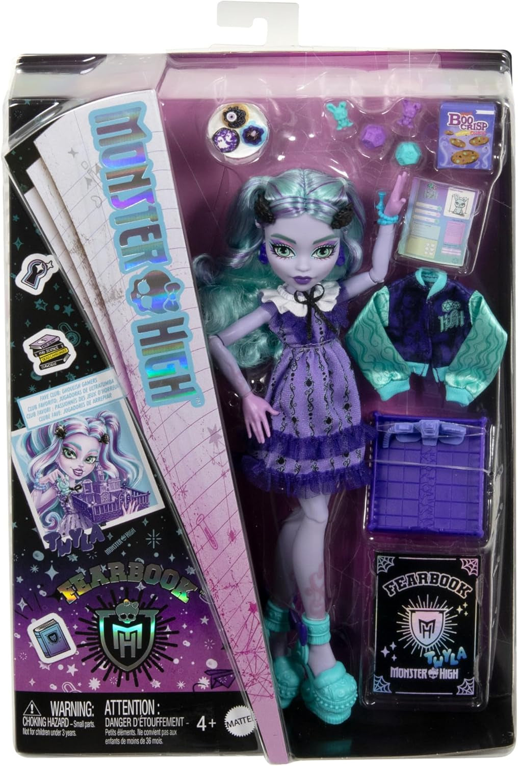 Monster High Fearbook Twyla Set aus Puppe und Zubehör mit Filmclub-Thema, Collegejacke, Jahrbuch, Brettspiel und Keksen, HXW31