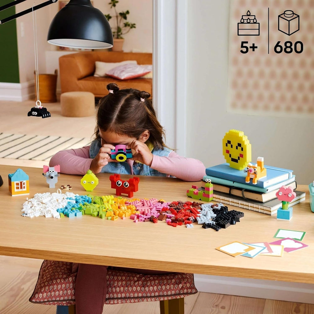 Scatola divertente creativa LEGO Classic, mattoncini da costruzione colorati per giochi di ruolo fantasiosi, set da costruzione per principianti, giocattoli per ragazze e ragazzi a partire da 5 anni, modelli ricostruibili 11042 Set da costruzione Besuche den LEGO-Store