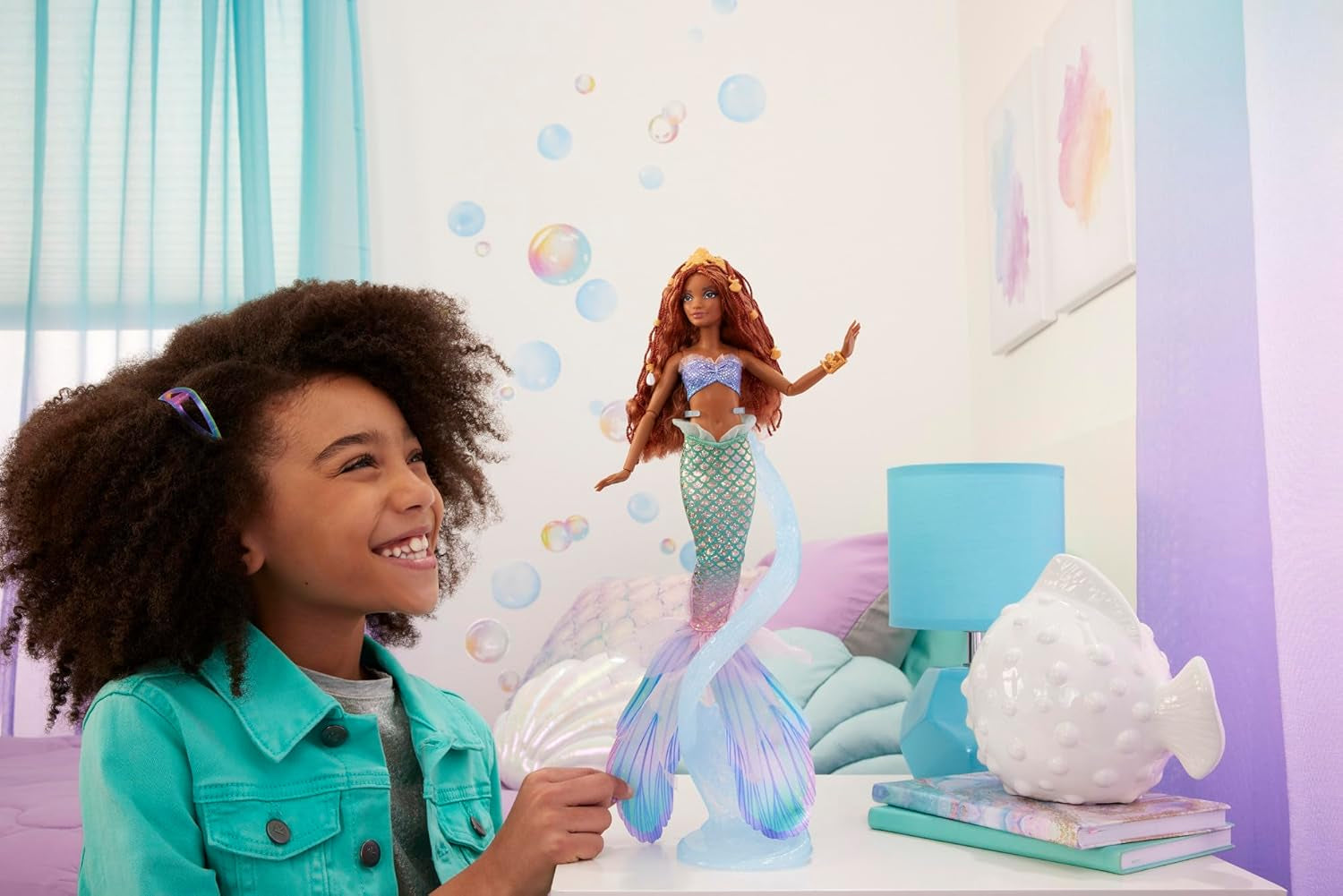Mattel Disney Ariel Mica Sirenă - Păpușă Sirenă Deluxe cu Mărgele de Păr și Suport pentru Păpușă pentru Joacă Imaginativă și Expoziție, pentru Copii cu Vârsta de 3 Ani și Peste, HNF42