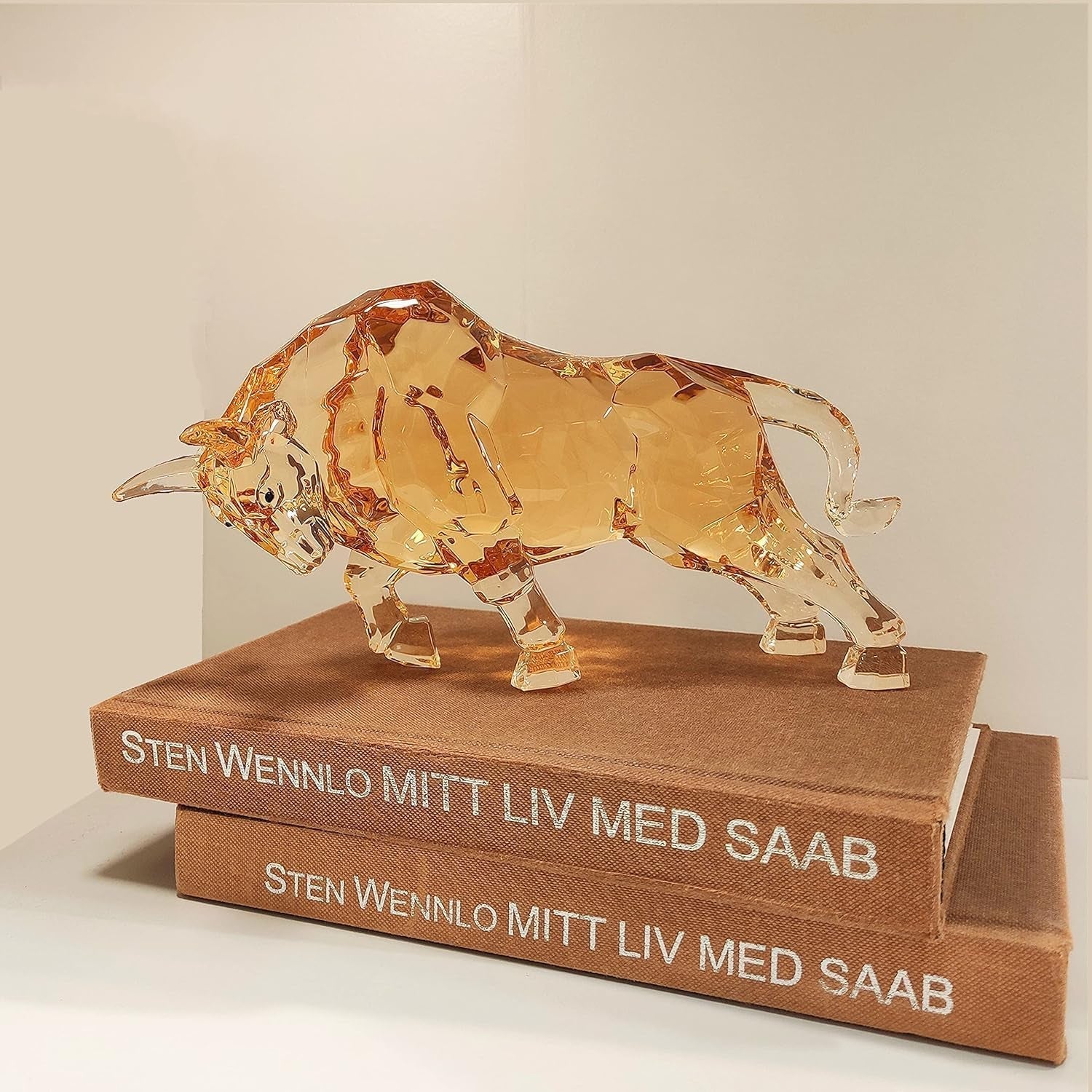 FengShui Wall Street Bull Statue Acrylic Bull Figurine Sculptura Home Office Desk Decorative Ornament 21.6 cm L (Amber) Statuete si sculpturi Naty Shop