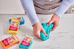 FunCakes roll fondant roșu rubiniu: ușor de utilizat, neted, flexibil, moale și pliabil, perfect pentru decorarea prăjiturilor, halal, kosher și fără gluten, 250 g Pasta de zahar Naty Shop