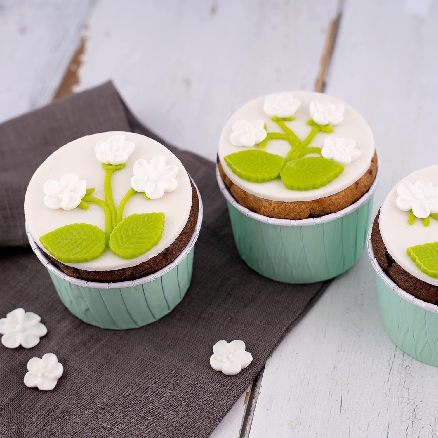 Günthart BackDecor 250 fondant verde, 100% vegan, fără ulei de palmier, rezistent la rupere pentru a acoperi prăjituri și produse de patiserie, potrivit pentru modelare, 1 pachet (1 x 250 g) Pasta de zahar Naty Shop