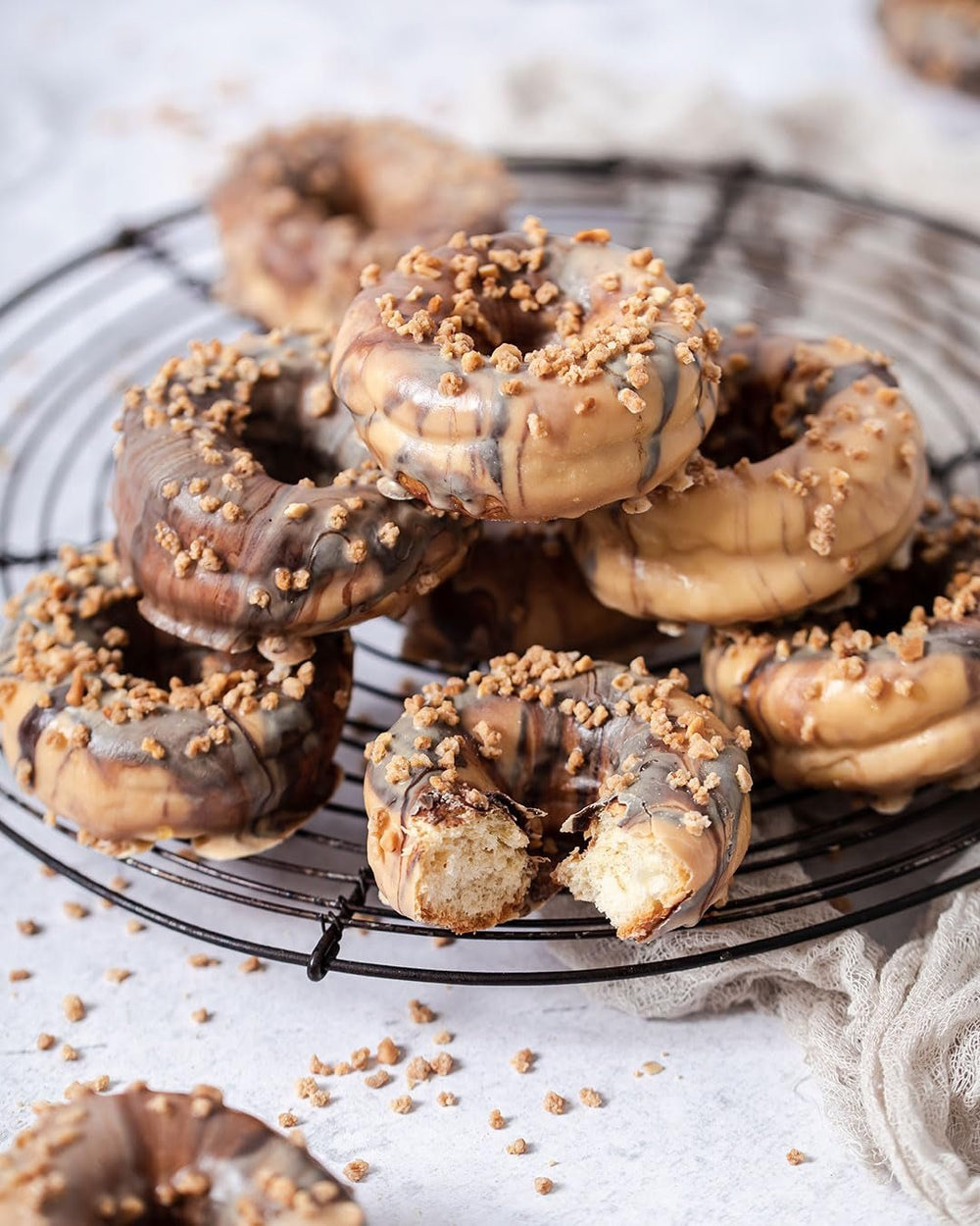 RUF Cake Glaze Hazelnut, 100g într-o pungă, rezistent la microunde, pentru glazurarea prăjiturilor cu nuci, praline și negrese, fără gluten (pachet de 4) Pasta de zahar Naty Shop